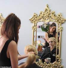 stylist reveals how to get salon highlighted hair using diy products box hair dye color your hair hair mistakes