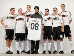 Florian neuhaus dfb trikot 2021. Joachim Low Das Neue Trikot Ist Ein Richtiger Blickfang Dfb Deutscher Fussball Bund E V