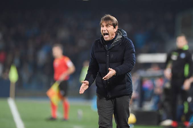 Antonio Conte memilih bersantai sembari menunggu Juventus dan Manchester United