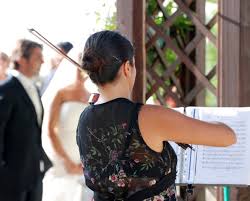 Es können aber auch viele modernere lieder als hochzeitswalzer dienen. Lieder Auswahl Fur Jede Hochzeit Die Richtige Musik Braut Org