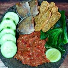 Jun 16, 2021 · 2 lbr daun jeruk purut, robek daunnya 2 lbr daun salam 1 btg serai geprek bawang merah goreng untuk taburan sambal terasi goreng. Teknologi Sambel Terasi A Teknologi Nuklir