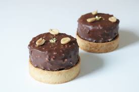 Tartelettes Snickers Chocolat Caramel Et Cacahuetes Recette Olivia Patisse Mini Tarte Gateau Chocolat Caramel Recette Patisserie