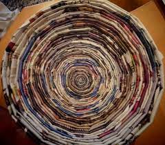 upcycling selbstgemachte schale aus papier kreativ zufrieden nutzlich altes prospekt verwerten statt wegwerfen selbstgemacht kreativ handarbeit