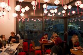 Fei Scho Asiatische Kuche Von Dim Sum Bis Pho Bo Im Kleinen Lokal Mit Roten Lampions Uber Bunt Gemischten Mobeln Adresse Kolosseums Lampions Lokal Kolosseum