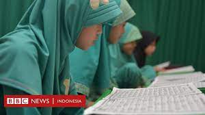 Gambar ilustrasi gunung kembar © youtube. Kewajiban Berjilbab Bagi Siswi Non Muslim Di Sekolah Negeri Bukan Hanya Di Banyuwangi Bbc News Indonesia