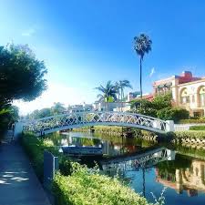 Ce Petit Coin De Paradis A Deux Pas De La Folie De Venice Beach Venice Canals Historicdistrict Losangeles Westside Paradise Instagram Canal Structures
