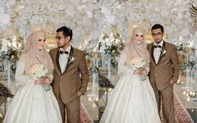 Rias pengantin jawa muslim juga masih menjadi pilihan buat para kaum muslim yang ada di indonesia. 12 Inspirasi Gaun Pengantin Muslimah Syar I Yang Tetap Menutupi Dada Sontek Yuk