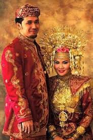 The golden headdress is part of an elaborate costume, worn as part of traditional. 210 Indonesia Traditional Costume Ideas Traditional Dresses Traditional Outfits Indonesia