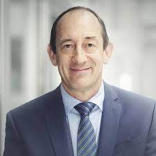 IHK Berlin nennt Daten zum Gehalt ihres Chefs: 225.000 Euro und diverse  Extras