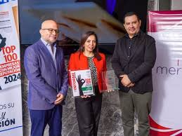 A sus 80 años, Enedina Jiménez festeja por su título de bachiller