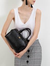 Siyah Kol Cantasi Modellerinde Pierre Cardin Modasini Kesfedin 2020 Siyah Moda Pierre Cardin