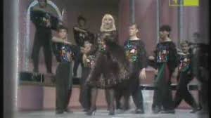 Su amazon prime video l'interessante lungometraggio d'esordio del regista spagnolo nacho alvarez dal titolo ballo ballo, un omaggio ai grandi successi canori di raffaella carrà, icona della musica e televisione italiana, molto amata in spagna dove ha lavorato per parecchi anni, riscuotendo grandi successi di pubblico e critica, e scomparsa oggi dopo una lunga malattia. Soundhound Bailo Bailo Ballo Ballo By Raffaella Carra