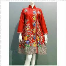 Model batik modern seperti ini sangat cocok untuk bekerja atau menghadiri acara semi formal. Tunik Batik Kancing Samping Kerah Saghay