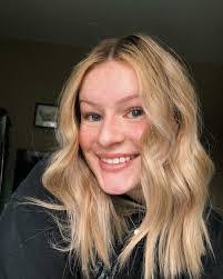 Kari Halverson's Instagram, Twitter & Facebook