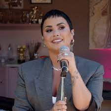 Demi lovato apologizes for shaming frozen yogurt shop. F7lcbtmfburrxm