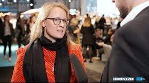 Donata hopfen tritt nach silvester die nachfolge von christian seifert an. Bild Verlagschefin Donata Hopfen Trommelt Fur Video Und Schwarmt Von Print Youtube