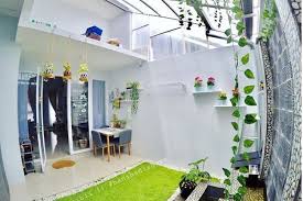 Di masa sekarang ini, taman tidak hanya bisa ditemukan di luar ruangan saja. Taman Dalam Ruangan Tertutup Inspirasi Desain Rumah 2019