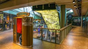 Besucher gehen über die dachterrasse des einkaufszentrums bikini berlin. Einkaufcenter In Berlin Bikinihaus Shoppen Schnabulieren Flanieren