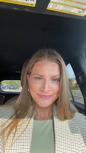 Leslie Holleman's Instagram, Twitter & Facebook