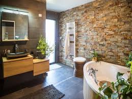 Salles De Bains Styles Et Tendances Parement Pierre Et Plantes Salle De Bains Moderne Salle De Bain Nature Amenagement Salle De Bain
