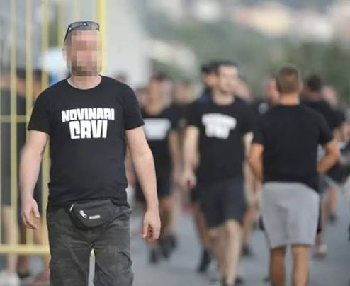 Svi pripadnici Torcide danas na Rujevici su bili u majicama s natpisom NOVINARI  CRVI. Bila su i dva velika transparenta - SLOBODA NAVIJAČIMA i NEPRIJATELJ  BROJ JEDAN.