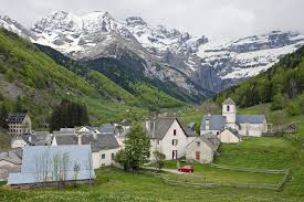 Le Village Et Le Cirque De Gavarnie Cirque De Gavarnie Hautes Pyrenees Maison De Vacances