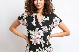 Schnittmuster kleid lisel ist ein ganz einfacher kleiderschnitt mit kurzen raglanärmeln. Kostenloses Schnittmuster Fur Eine Bluse Mit V Ausschnitt Snaply Magazin