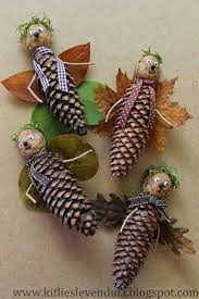 Basteln mit naturmaterialien eine eule aus tannenzapfen. Basteln Im Herbst Mit Kindern Einfache Bastelideen Fur Dich Mission Mom Crafts Nature Crafts Cones Crafts