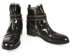Cette paire de bottines en similicuir affiche un talon et une semelle épaisse nervurés, un bout rond, un laçage décoratif sur le dessus, des détails cloutés, deux lanières à boucles ainsi qu'un tirant à l'arrière. Bottines Alaia Alaia Noir Cuir Gunmetal Ton Clous Boucles Bottines Chaussures Bottines Taille 41 Cuir Noir Ref 167386 Joli Closet