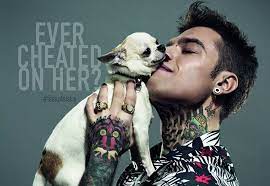 Fedez ha trovato davvero una ragazza d'oro. Fedez E La Fidanzata Giulia Valentina Testimonial Al Bacio Per Sisley