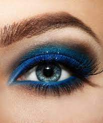 Zwei weibliche braune augen blinken. Dezentes Augen Make Up Schone Tipps Und Tricks