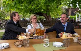 Journalism and entertainment for bavaria. Hubert Aiwanger On Twitter Endlich Geht S Los Eroffnung Der Biergartensaison Aussengastronomie Wieder Gemeinsam Brotzeit Machen Soziale Kontakte Pflegen Heute In Bayern 14 Landkreise Unter 100 Ab Mittwoch Auch Munchen Mehrnormalitat Https
