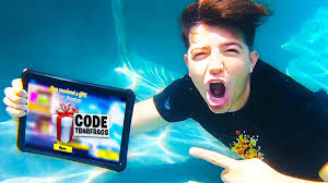 (part 2) leave a like and subscribe if you're new turn notis on my socials my discord. Gifting Fortnite Youtubers While Underwater Youtube