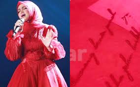 Dato sri siti nurhaliza komposer : Siapa Sangka Terdapat 8 Lirik Lagu Pada Gaun Merah Siti Nurhaliza Free Malaysia Today Fmt