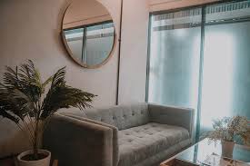 Jika ukuran ruang tamu atau living room anda kecil , maka pilihlah bentuk dan model sofa yang bisa menyesuaikan sudut ruangan. Mengoptimalkan Fungsi Sofa Untuk Ruang Tamu Viku Furniture Bandung