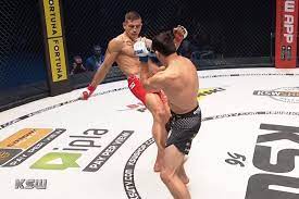 Litwin to znana postać w świecie mma, ale w starciu z polakiem nie jest faworytem. Andrzej Grzebyk Suffers Apparent Broken Leg At Ksw 56 Keeps Fighting