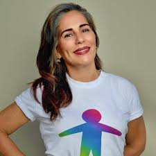 V (para vermelho) e b (para branco). Gloria Pires Assume Os Fios Brancos E Recebe Elogios