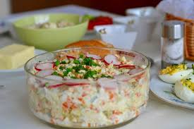 450 gramm mirelit, franciasaláta zöldségkeverék, 3 ek majonéz, 1 ek mustár, 4 ek tejföl, ízlés szerint só, 1 db savanykás alma apróra vágva, 1 db kovászos uborka apróra vágva. Franciasalata Fott Tojassal Gazdagitva Szepitok Magazin