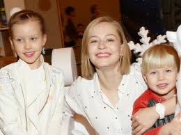 Скорее всего, тут или огромная любовь, или большая выгода. Yuliya Peresild Obyasnila Pochemu Dala Docheryam Ot Alekseya Uchitelya Svoyu Familiyu Ekspress Gazeta