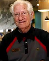 On the day of his high school graduation, most students were celebrating  with family and friends. But for one young man, duty came first. 🎓🍔 Still  wearing his cap and gown, he