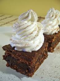 Azi am testat aceasta prajitura cu blat de nuca si o crema foarte fina. Prajitura Cu Ciocolata Si Nuca Dulciuri Fel De Fel