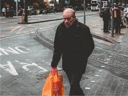 Prima plată a pensiei ajunge de obicei în ultima zi a lunii în care pensia intră în vigoare. Calendarul De PlatÄƒ A Pensiilor Cand Se Primesc Banii Prin PoÈ™tÄƒ Sau Pe Card