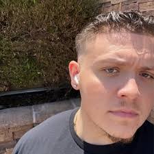 Edward Leiva's Instagram, Twitter & Facebook