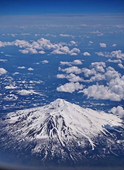 Mt. Shasta, California from a plane. [OC][3302x4492] : r/EarthPorn