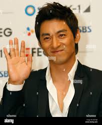 Korean actor Joo Jin-mo waves at fans during a promotion event of the  Korean TV drama "Dream" in Tokyo, Japan, Wednesday, July 22, 2009. (AP  Photo/Shizuo Kambayashi Stock Photo