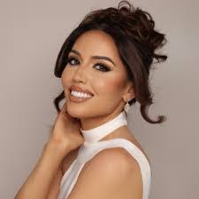 Holly Plank's Instagram, Twitter & Facebook