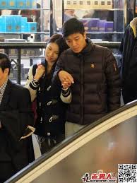 黎諾懿暢談愛情、家人和演藝事業，最難忘好兄弟鄭伊健。 黎諾懿被老婆李潔瑩埋怨結婚前冇向她求婚。 黎諾懿接受倪詩蓓（右）及葉文輝（左）訪問。 黎諾懿大讚阿仔「小春雞」好生性。 黎諾懿加入娛樂圈後認識了好兄弟鄭伊健。 藝人黎諾懿接受節目主持人倪詩蓓及葉文輝（啤梨）訪問，他. é»Žè¯ºæ‡¿å¥³å‹æŽæ´èŽ¹å®¶åº­èƒŒæ™¯å¥³æ–¹æ›¾æ˜¯è½é€‰æ¸¯å§ å›¾ æ˜Žæ˜Ÿæ–°é—»èµ„è®¯ å¨±ä¹å…«å¦ å¨±ä¹æ–°é—» æ˜Žæ˜Ÿèµ„è®¯ æ˜Žæ˜Ÿèµ„æ–™ æµ·æ‰'æ‰'å¨±ä¹ç½'