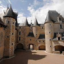 The chateau de fougères dominates the medieval quarter of the town. Das Schloss Von Fougeres Sur Bievre Blois Chambord Turismus