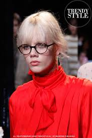 De video toont een zeer korte kapsels dames. Kapseltrends Zomer 2020 Pony En Bril Kan Dat Ja