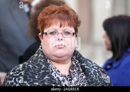 Sarah-Jane Jung (Mitte), die Tochter von Lance Corporal Junge, ein Opfer  der Hyde Park Bombardierung, mit Rechtsanwalt, Matt Jury (rechts), und  Markus Kipper (links), der Bruder von Trooper Simon Kipper, ein weiteres